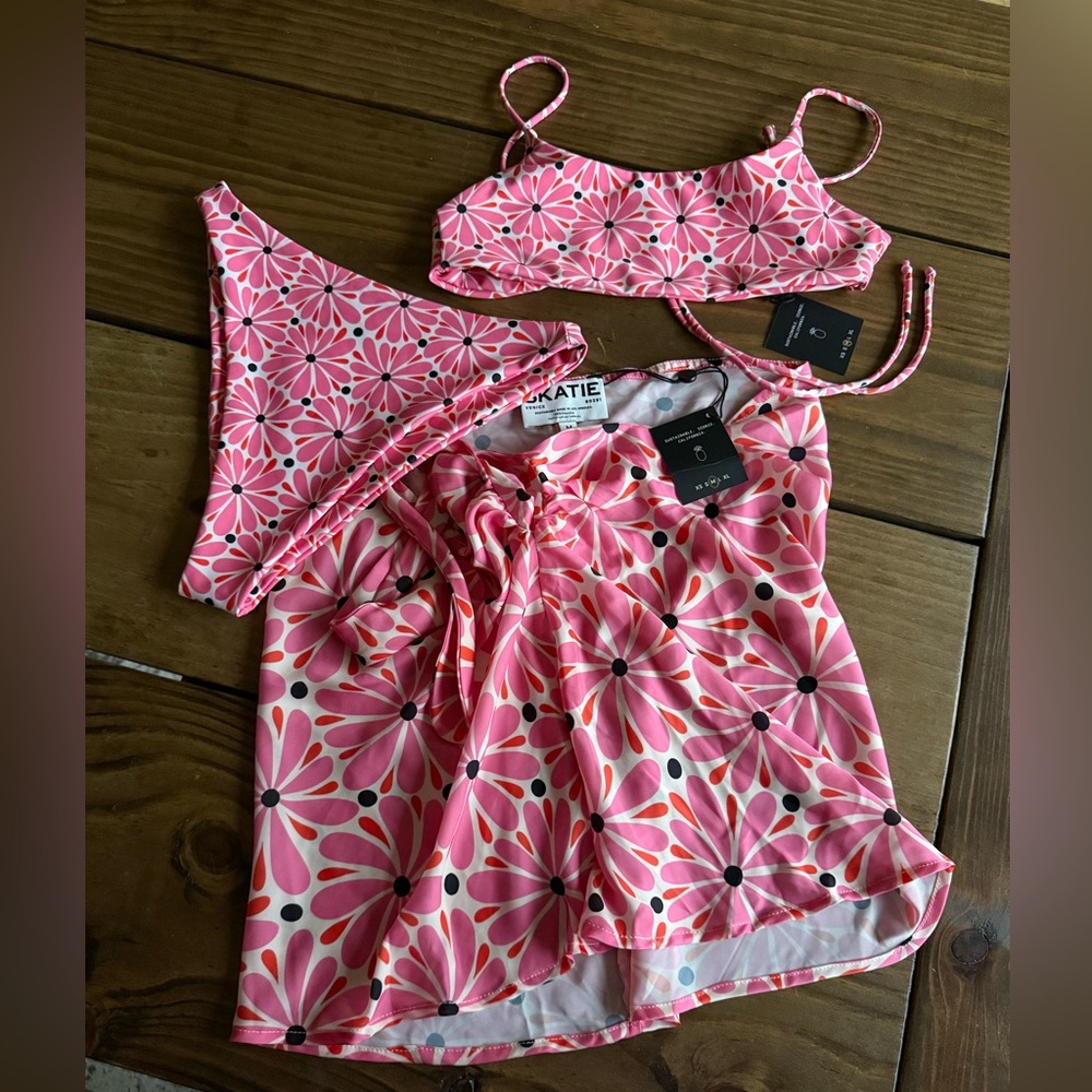 NWT SKATIE CORONADO SET MEDIUM